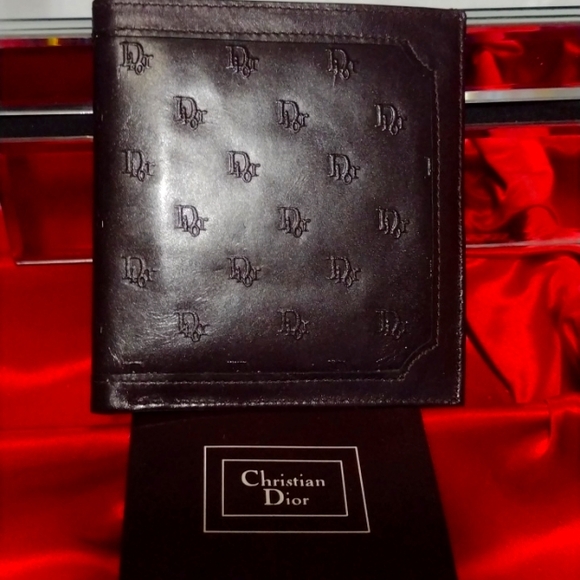 Christian Dior Men's Spacious Leather Billfold Embossed Dior Logo NWT 🎁🛍️$600 - Picture 1 of 8